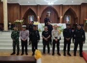 Personel Ops Lilin Salawaku Polres Kepulauan Tanimbar Mensterilisasi sejumlah Gereja Menjelang Ibadah Malam Natal