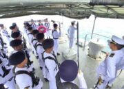 PANGKALAN TNI AL (LANAL) SAUMLAKI LAKSANAKAN UPACARA DAN TABUR BUNGA DI LAUT DALAM RANGKA MEMPERINGATI HARI DHARMA SAMUDERA TAHUN 2025