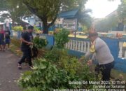 Bersama Guru dan Pelajar, Bhabinkamtibmas Sifnana bantu bersihkan pohon tumbang di jalan raya