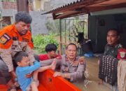 TNI-Polri Bantu Evakuasi Korban Banjir 1,5 Meter yang Mau Cuci Darah