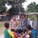 Polisi Sahabat Anak: Bhabinkamtibmas Bomaki Hadirkan Edukasi dan Canda Tawa di Pesisir
