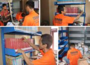 Staf Bimkemaswat Dampingi WBP Tata Rak Buku Lapas Banjarmasin