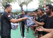 Pembagian Kaos Di Lapas Narkotika Karang Intan Disambut Antusias Warga Binaan