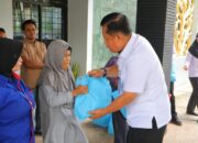 Kanwil Ditjenpas Kalsel Serahkan Bantuan Sosial Kepada Masyarakat