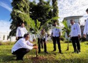 Kalapas Yugo Indra Wicaksi Pimpin Penanaman Pohon Kelapa Di Lapas Narkotika Karang Intan