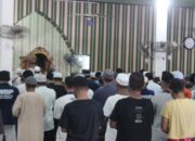Warga Binaan Dan Petugas Lapas Banjarmasin Laksanakan Salat Ashar Berjamaah