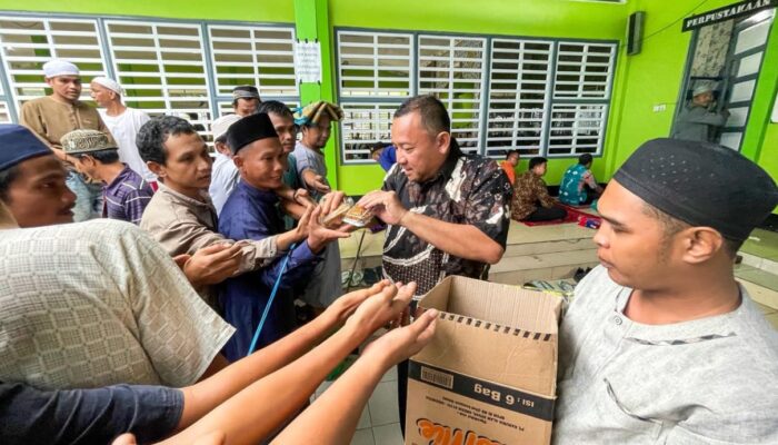 Bangun Pembinaan Humanis, Kalapas Narkotika Karang Intan Turun Langsung Berbagi di Jumat Berkah