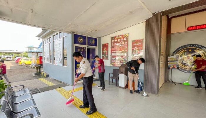Petugas dan Warga Binaan Lapas Narkotika Karang Intan Bersihkan Tempat Ibadah Jelang Ramadhan