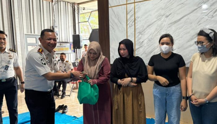 Lapas Narkotika Karang Intan Bagikan Dua Puluh Lima Paket Sembako kepada Masyarakat