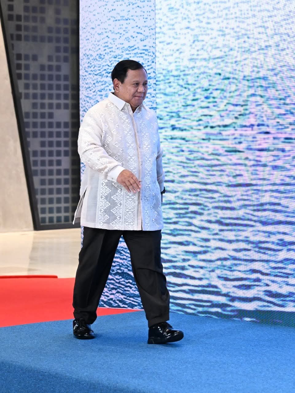 Caption : Presiden Prabowo tampil mengenakan busana barong dengan sentuhan bordir terinspirasi motif batik Indonesia.