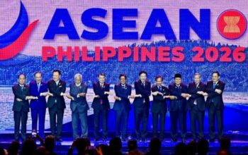 Caption : Para pemimpin Negara ASEAN berdiri bergandengan tangan sebagai simbol Persatuan dan Solidaritas kawasan.