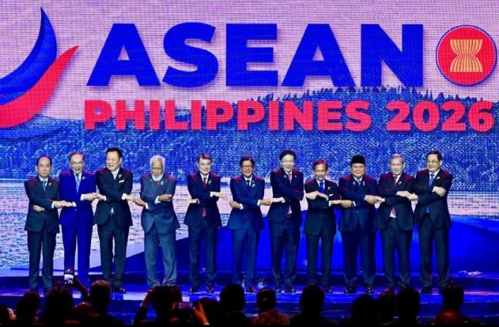 Caption : Para pemimpin Negara ASEAN berdiri bergandengan tangan sebagai simbol Persatuan dan Solidaritas kawasan.