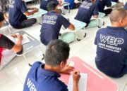 Tingkatkan Literasi, Kalapas Narkotika Karang Intan Turun Langsung Ajarkan Warga Binaan Baca Tulis