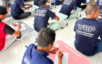 Tingkatkan Literasi, Kalapas Narkotika Karang Intan Turun Langsung Ajarkan Warga Binaan Baca Tulis