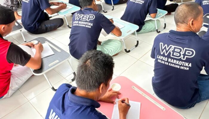 Tingkatkan Literasi, Kalapas Narkotika Karang Intan Turun Langsung Ajarkan Warga Binaan Baca Tulis