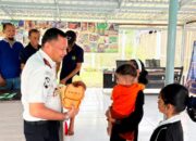 Kalapas Karang Intan Yugo Indra Wicaksi Hadirkan Suasana Hangat Lewat Hadiah Boneka untuk Anak-anak