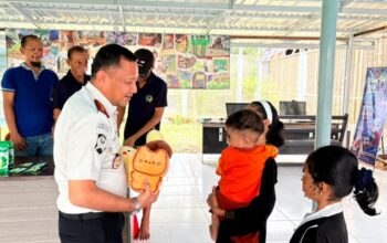 Kalapas Karang Intan Yugo Indra Wicaksi Hadirkan Suasana Hangat Lewat Hadiah Boneka untuk Anak-anak
