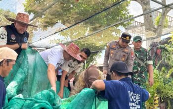 Kalapas Karang Intan Yugo Indra Wicaksi Dampingi Kepala BNNP Kalsel Panen Raya Ikan Nila