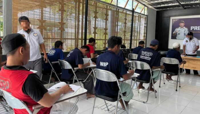Dua Puluh Tiga Warga Binaan Lapas Narkotika Karang Intan Antusias Ikuti Pembelajaran Huruf dan Angka