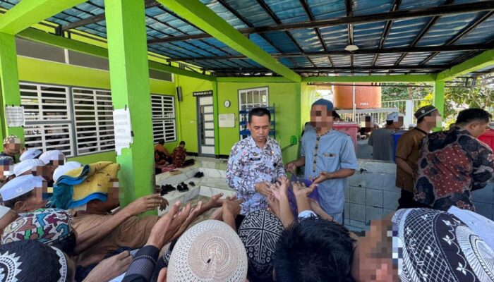 Lapas Narkotika Karang Intan Bagikan Roti kepada Warga Binaan, Jumat Berkah Pererat Kebersamaan