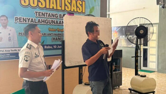 Enam Belas Warga Binaan Lapas Narkotika Karang Intan Belajar Membuat Pantun dalam Program Paket C
