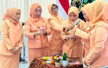 DWP Lapas Narkotika Karang Intan Dorong Kreativitas Lewat Tutorial Bunga dari Kawat Bulu