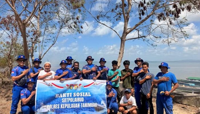 Peduli Lingkungan, Sat Polair Polres Tanimbar Gelar Baksos Bersih Pantai di Pesisir Pasar Omele