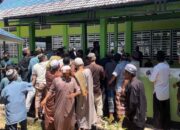 Usai Salat Jumat, Petugas Lapas Narkotika Karang Intan Berbagi Roti kepada Warga Binaan