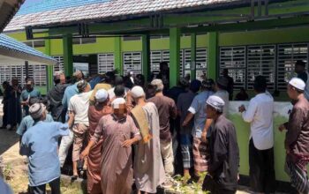 Usai Salat Jumat, Petugas Lapas Narkotika Karang Intan Berbagi Roti kepada Warga Binaan