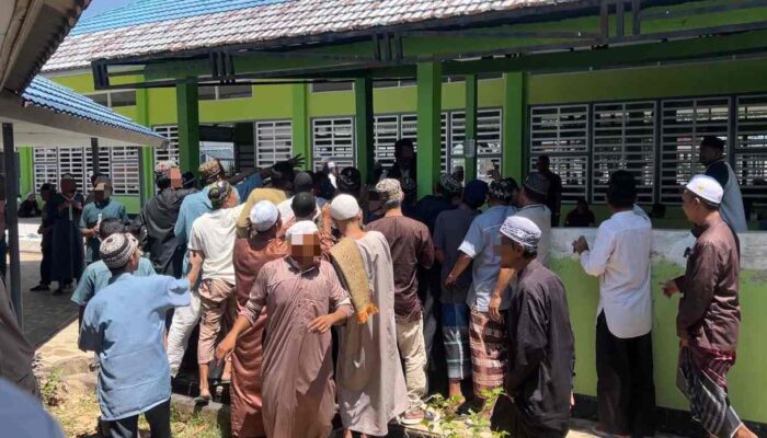 Usai Salat Jumat, Petugas Lapas Narkotika Karang Intan Berbagi Roti kepada Warga Binaan